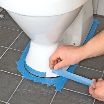 Montering af toilet uden skruer: Limning af toilet Montering af toilet uden skruer: Limning af toilet